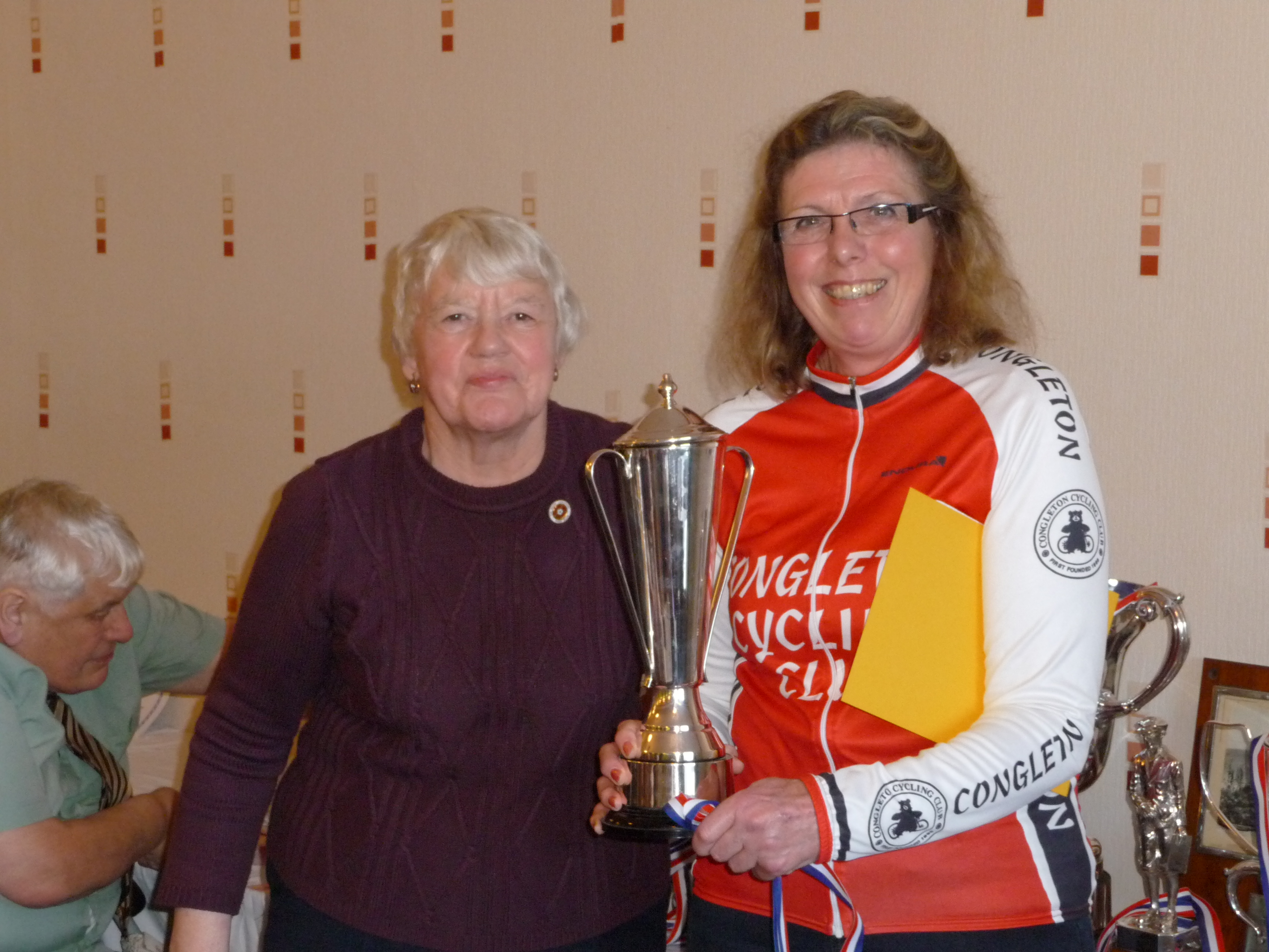Mavis Tweedale presents Edith Massey 12-hr Trophy to Denise